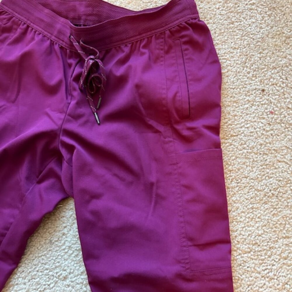 Women's scrubs